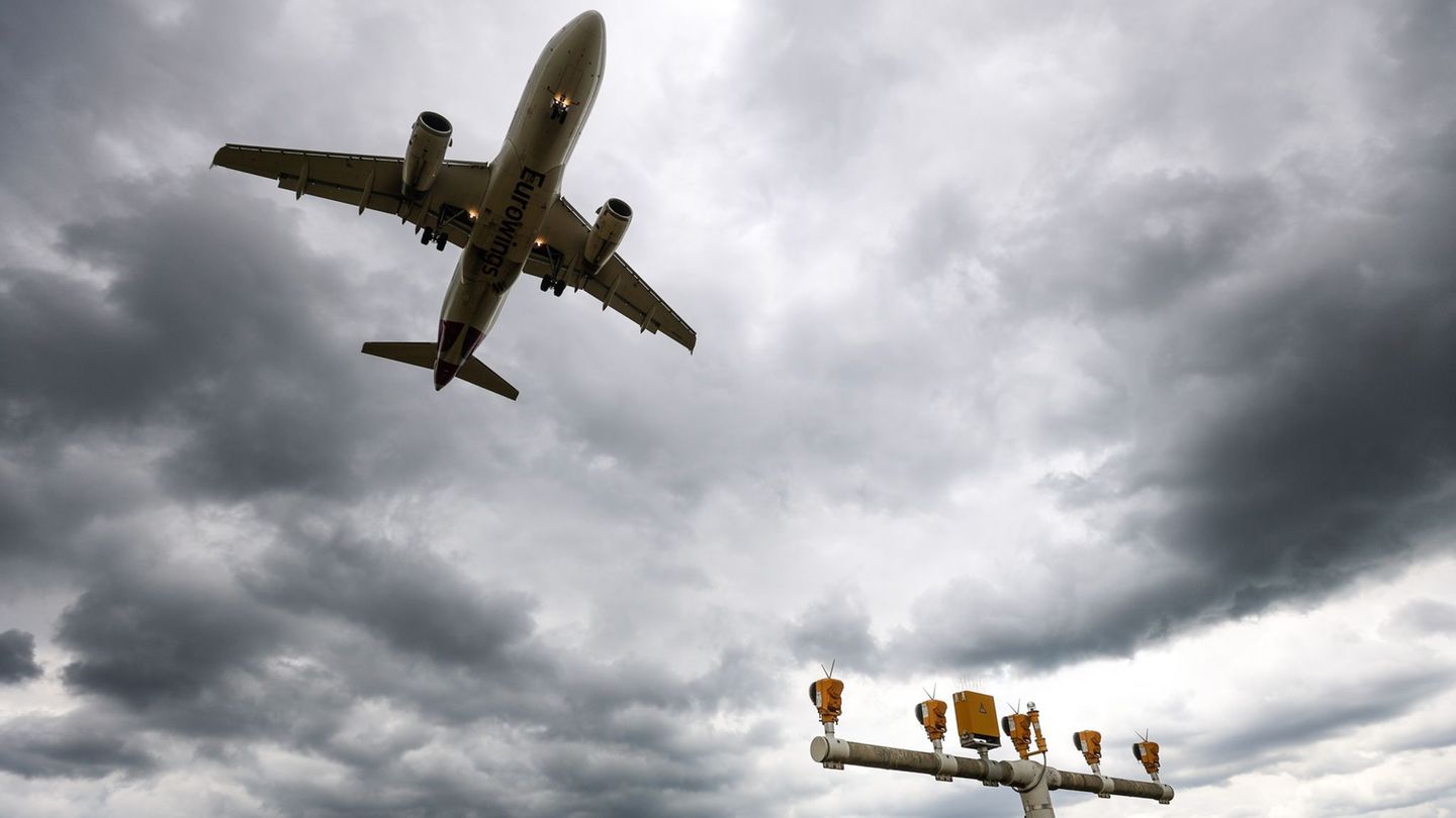 Flugzeuge werden nach Stuttgart umgeleitet. (Archivbild) Foto: Christoph Schmidt/dpa
