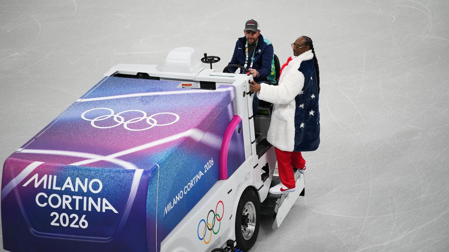Snoop Dogg steht auf einer Eisbearbeitungsmaschine und fährt über das Eis