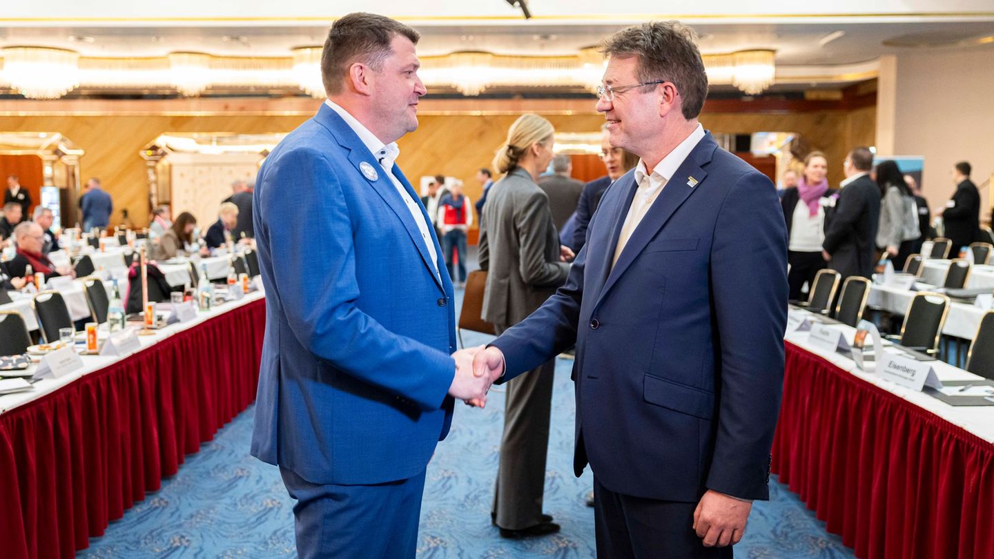 Zum Verhandlungsauftakt begrüßen sich die Verhandlungsführer Oliver Heinrich (IG BCE, links) und Matthias Bürk (BAVC) per Handsc