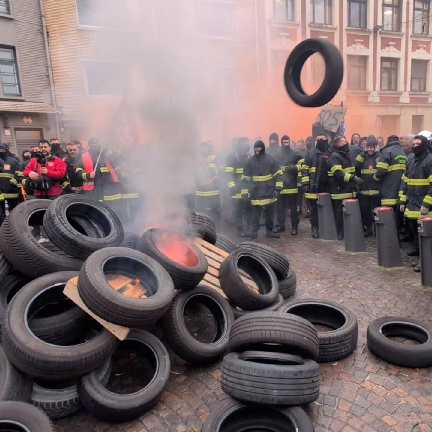 Feuerwehrleute verbrennen Reifen auf der Straße