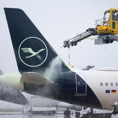 Am Flughafen Frankfurt wird ein Flugzeug der Lufthansa enteist