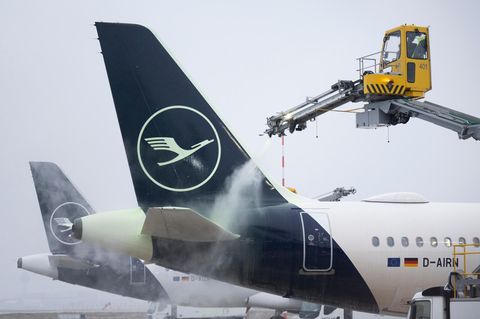 Am Flughafen Frankfurt wird ein Flugzeug der Lufthansa enteist