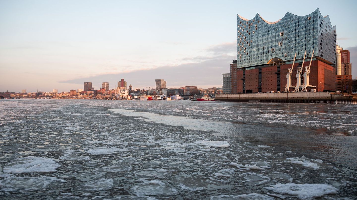 Kalter Wind sorgt derzeit für ein eisiges Temperaturempfinden. Foto: Daniel Bockwoldt/dpa