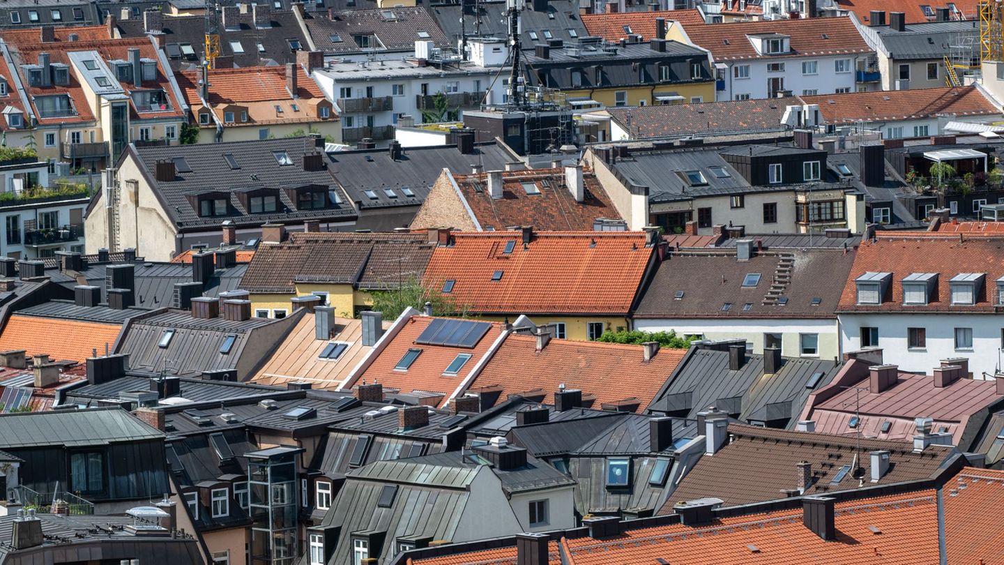 Dächer in München. Die Immobilienumsätze in Bayern sind 2025 kräftig gewachsen. (Symbolbild) Foto: Peter Kneffel/dpa