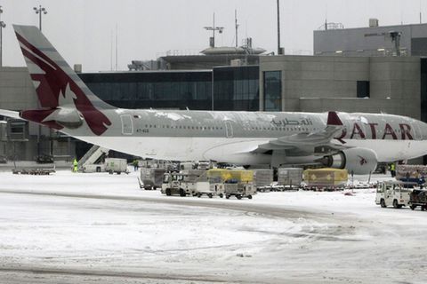 Flugzeug im Schnee am Frankfurter Flughafen