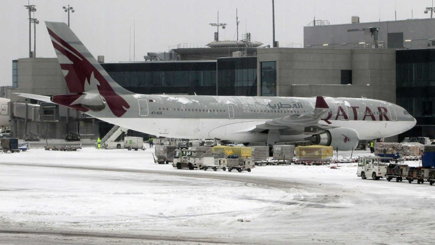 Flugzeug im Schnee am Frankfurter Flughafen