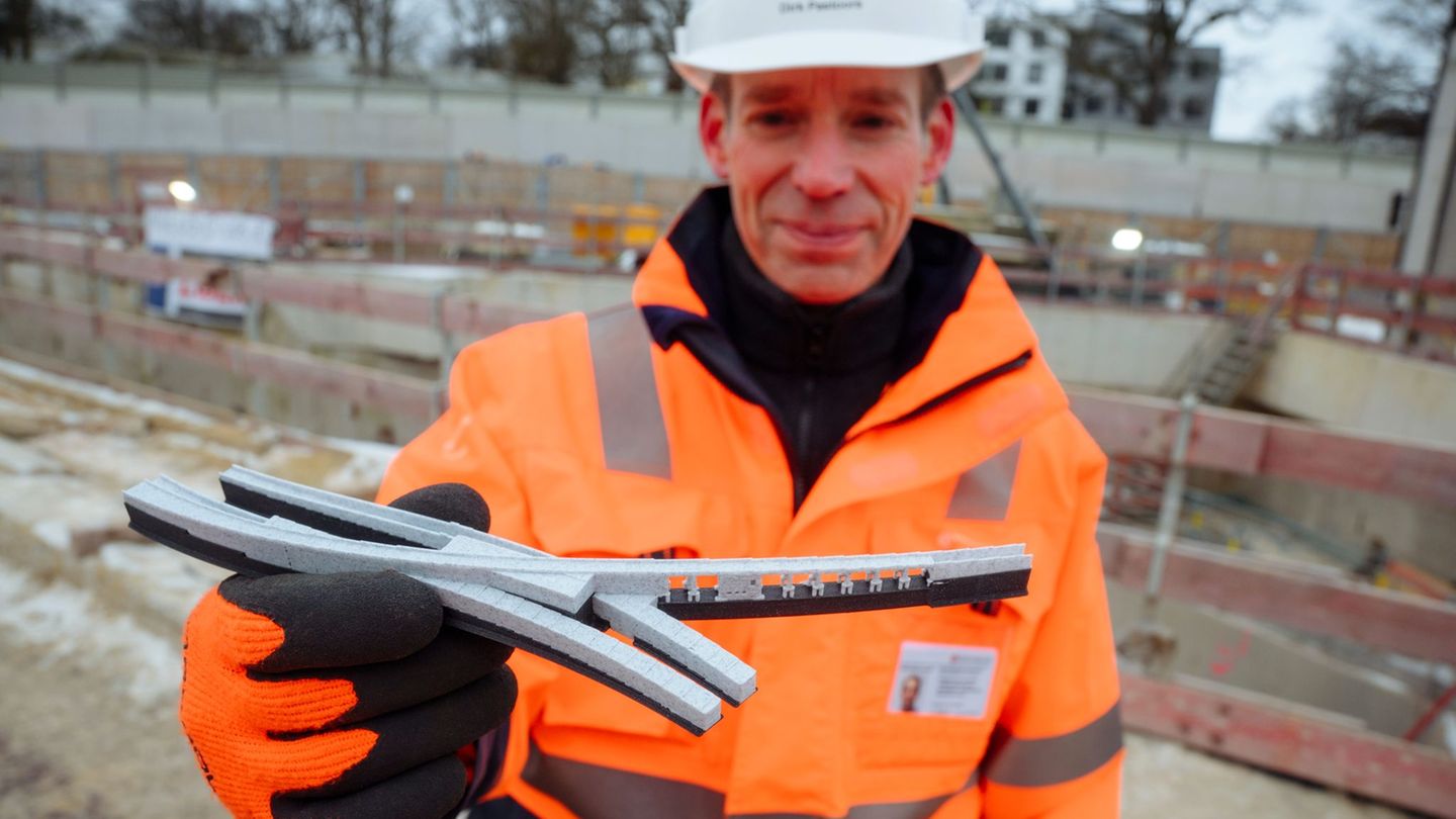 Für die neue Hamburger U-Bahnlinie U5 wird an der Sengelmannstraße ein Kreuzungsbauwerk errichtet. Foto: Gregor Fischer/dpa