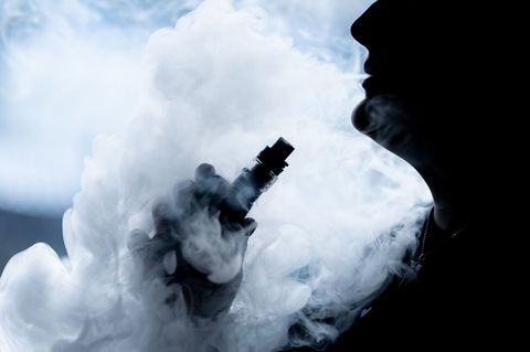 Die Flüssigkeiten können laut Polizei in E-Zigaretten konsumiert werden - und sind bei Jugendlichen beliebt. (Symbolbild) Foto: