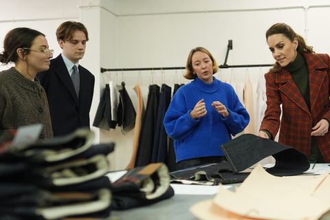 Die stil- und modebewusste Prinzessin Kate (r.) interessierte sich sichtlich für die Stoffe und Muster.