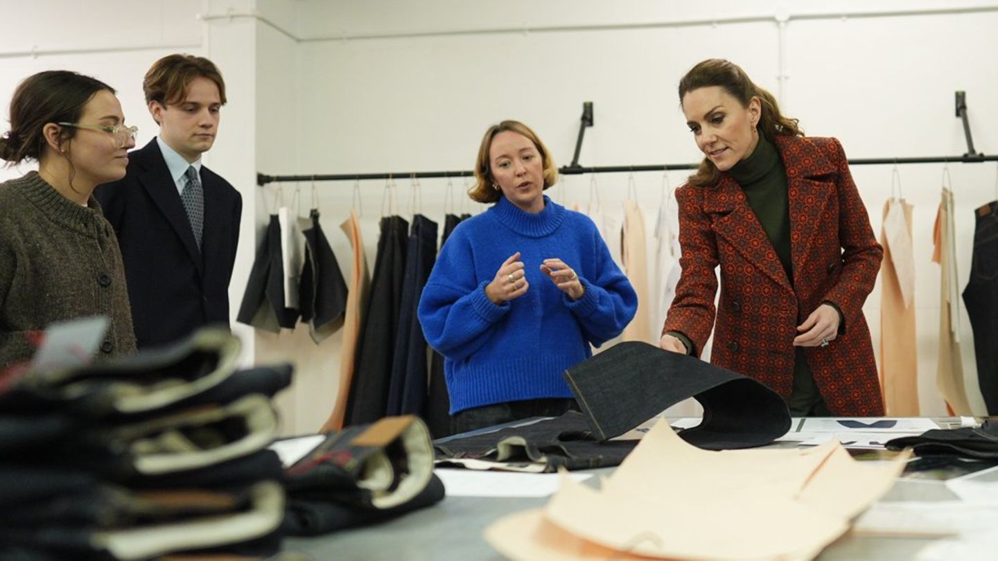 Die stil- und modebewusste Prinzessin Kate (r.) interessierte sich sichtlich für die Stoffe und Muster.