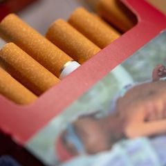 Eine geöffnete Zigarettenpackung (Illustration) Foto: Sven Hoppe/dpa