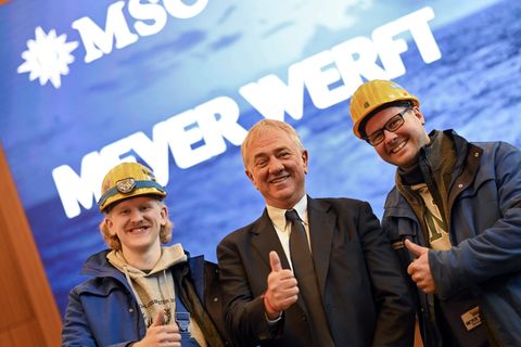 Das Bekenntnis des Aufsichtsratsvorsitzendes von MSC Cruises, Pierfrancesco Vago (mitte), sorgt bei Werftbeschäftigten für Zuver