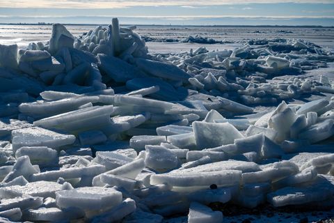 Eisberge auch vor Rügen - anhaltender Frost und starker Wind machen es möglich. Foto: Stefan Sauer/dpa