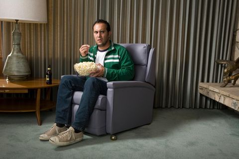 Ein Mann sitzt in einem Sessel und schaut unangenehm