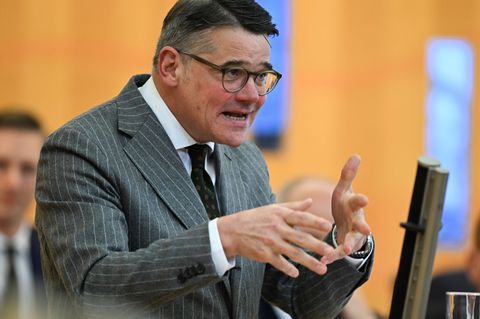 Ministerpräsident Boris Rhein (CDU) spricht von dem Dreiklang "Priorisieren, Investieren, Reformieren". (Archivbild) Foto: Arne