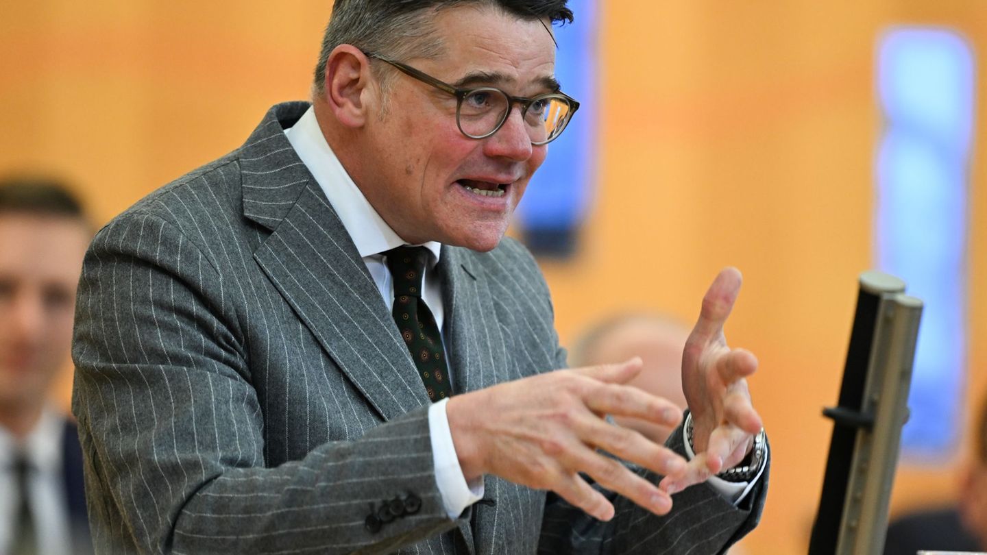 Ministerpräsident Boris Rhein (CDU) spricht von dem Dreiklang "Priorisieren, Investieren, Reformieren". (Archivbild) Foto: Arne