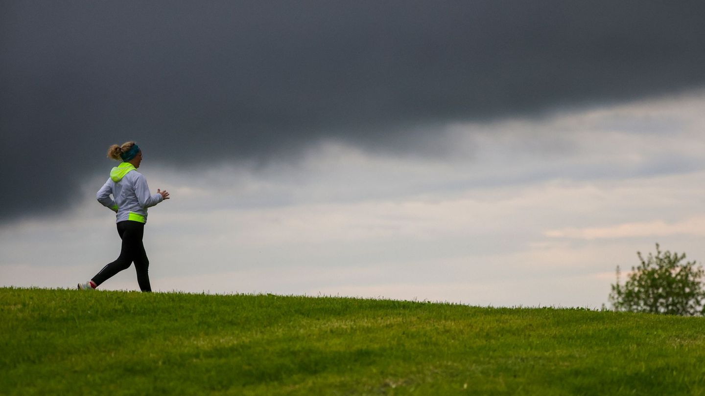 Einer der Männer wird so aggressiv, dass er die Frau ins Bein gebissen hat. (Symbolbild) Foto: Thomas Warnack/dpa