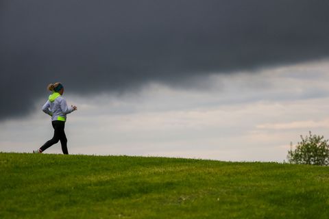Einer der Männer wird so aggressiv, dass er die Frau ins Bein gebissen hat. (Symbolbild) Foto: Thomas Warnack/dpa