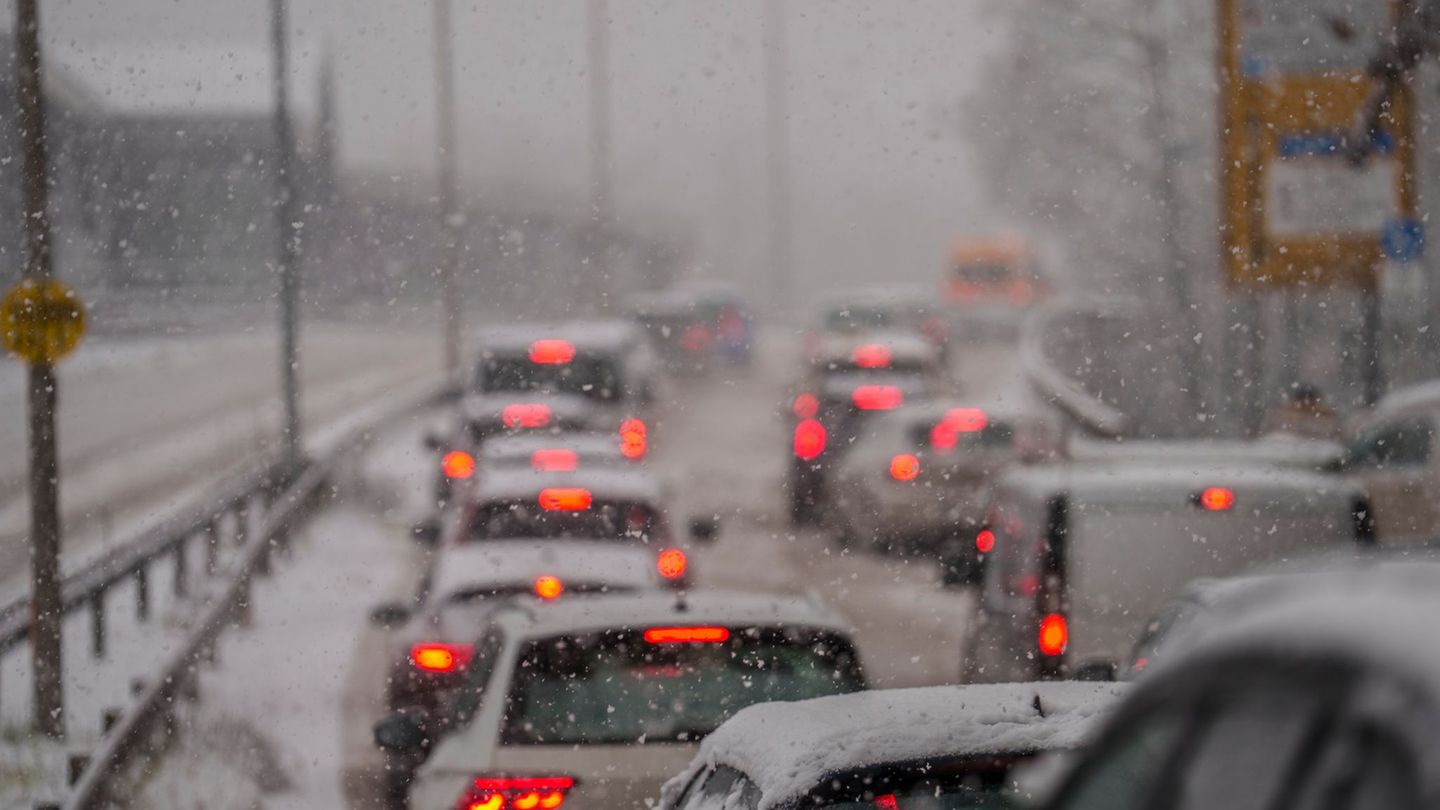 In und um Mainz waren viele Bremslichter zu sehen in langen Staus. Foto: Andreas Arnold/dpa