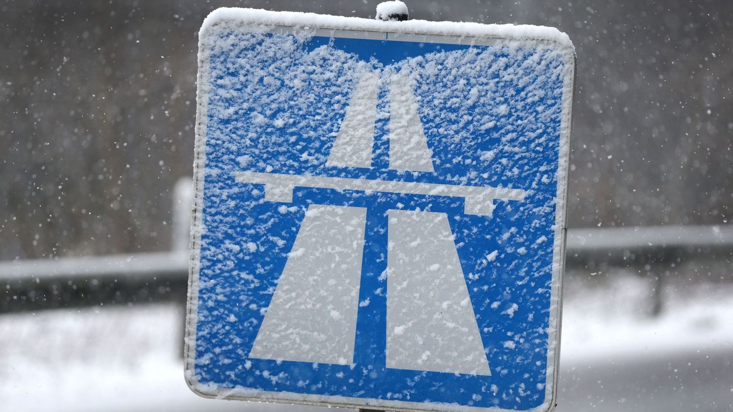 Schnee und Eis legen den Verkehr rund um Wiesbaden lahm. (Symbolbild) Foto: David Young/dpa