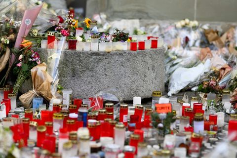 Blumen und Kerzen erinnern an die Opfer der Brandkatastrophe