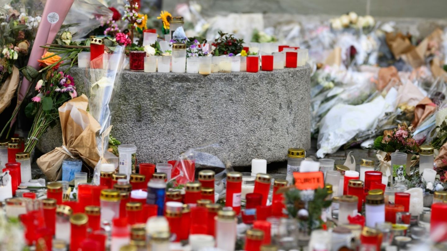 Blumen und Kerzen erinnern an die Opfer der Brandkatastrophe