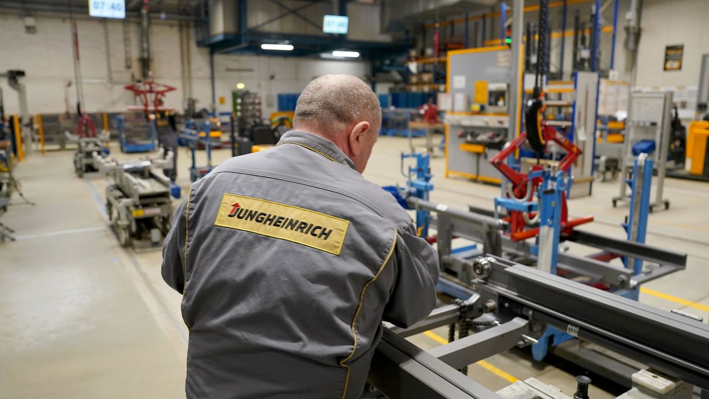 Der Logistikdienstleister Jungheinrich hat nach eigenen Angaben mehr als 8.200 Beschäftigte in Deutschland. (Archivbild) Foto: M