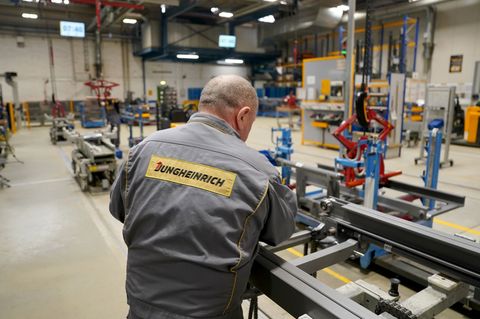 Der Logistikdienstleister Jungheinrich hat nach eigenen Angaben mehr als 8.200 Beschäftigte in Deutschland. (Archivbild) Foto: M