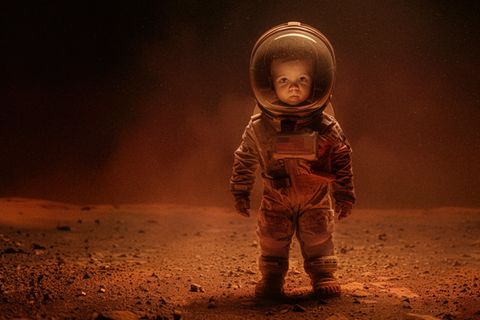 Ein Baby steht in einem Raumanzug auf dem Planeten Mars (KI-generiert)