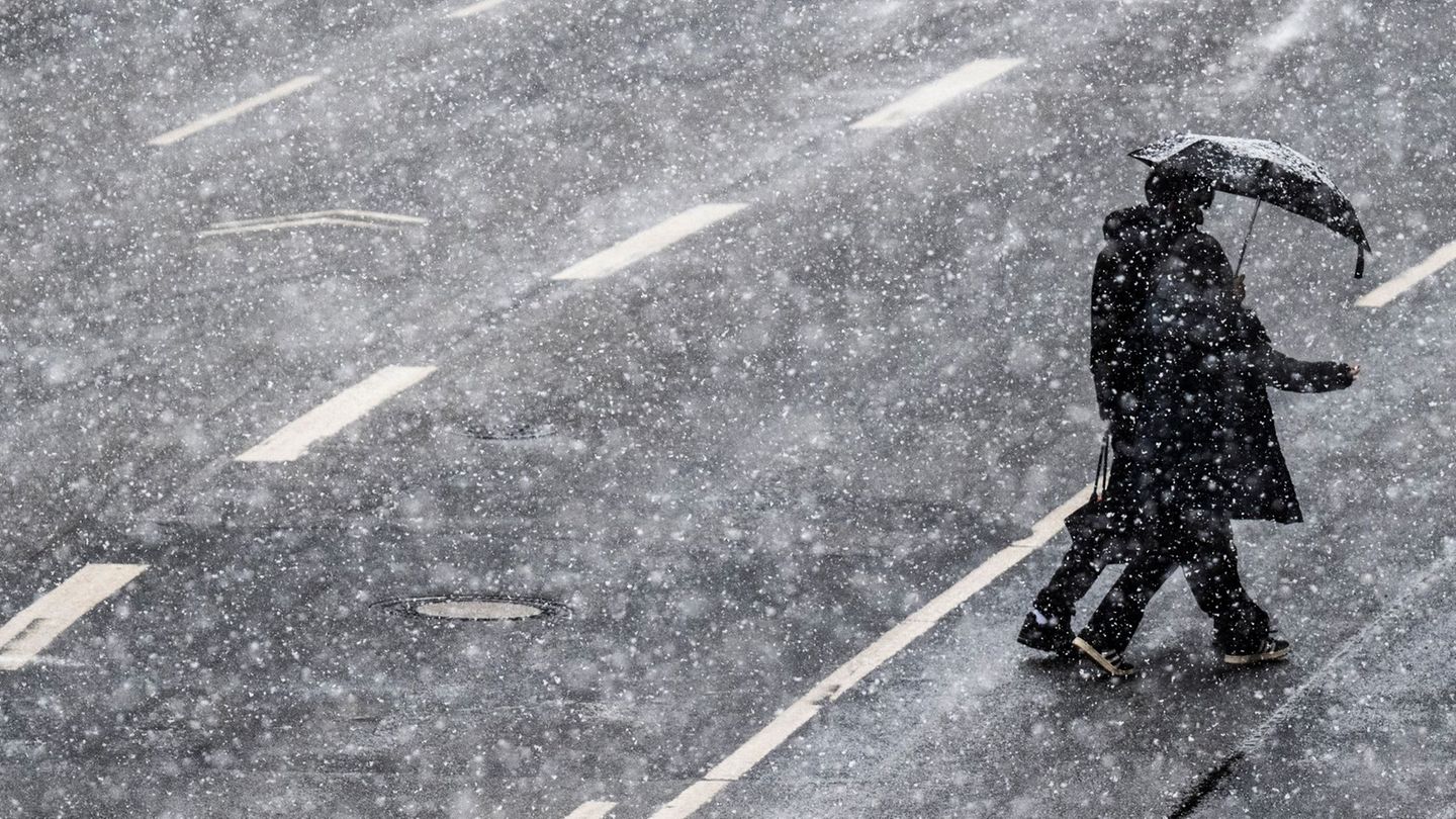Auch in Frankfurt schneit es kräftig. Foto: Boris Roessler/dpa