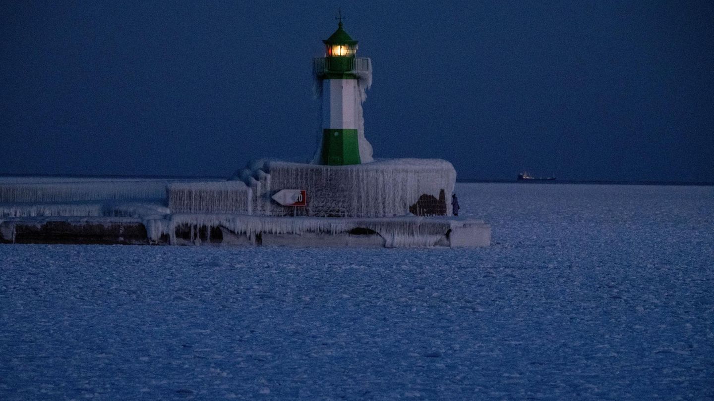 Bei Dunkelheit gibt der Leuchtturm mit seinem Molenfeuer ein noch interessanteres Fotomotiv ab