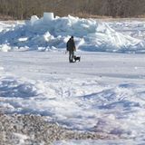 Spaziergänger inmitten von Eis