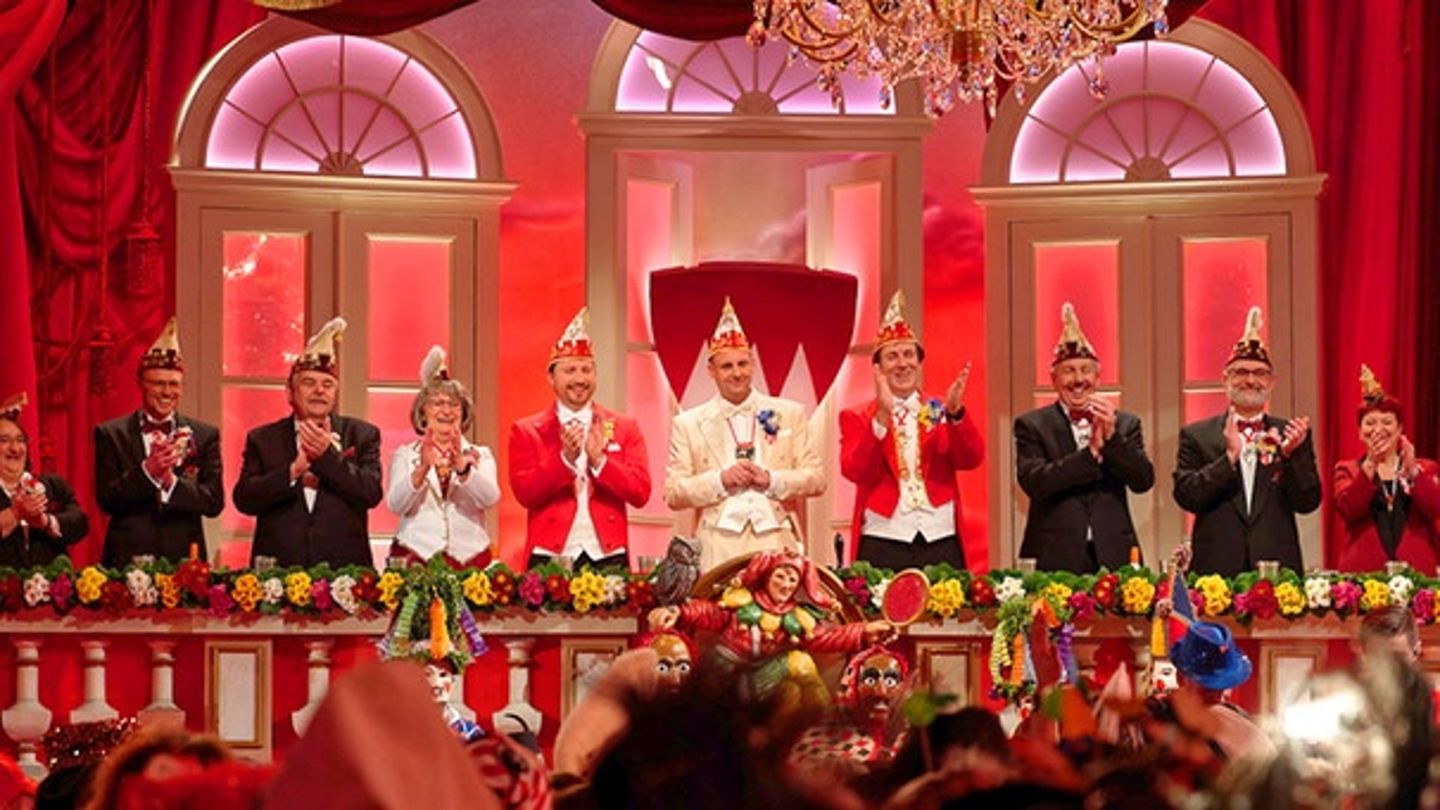 Der Elferrat der "Fastnacht in Franken" regiert in den Mainfrankensälen von Veitshöchheim mit Sitzungspräsident Christoph Maul.