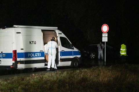 Ein weißer Transporter der Polizei steht am Waldsee in Dormagen, wo ein toter Jugendlicher gefunden wurde