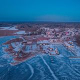 das zugefrorene Stettiner Haff bei Altwarp und auf der anderen Seite das polnische Neuwarp