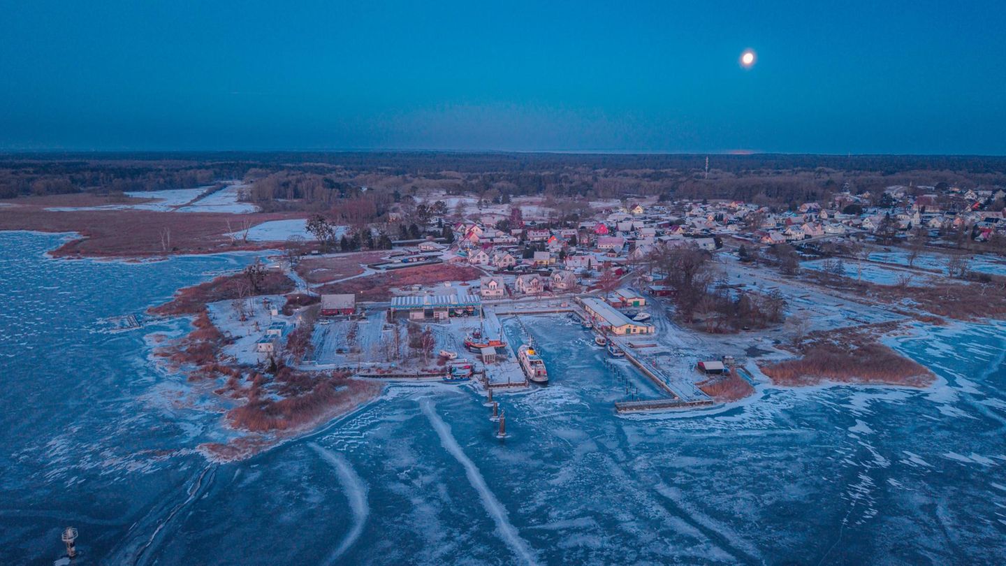 das zugefrorene Stettiner Haff bei Altwarp und auf der anderen Seite das polnische Neuwarp