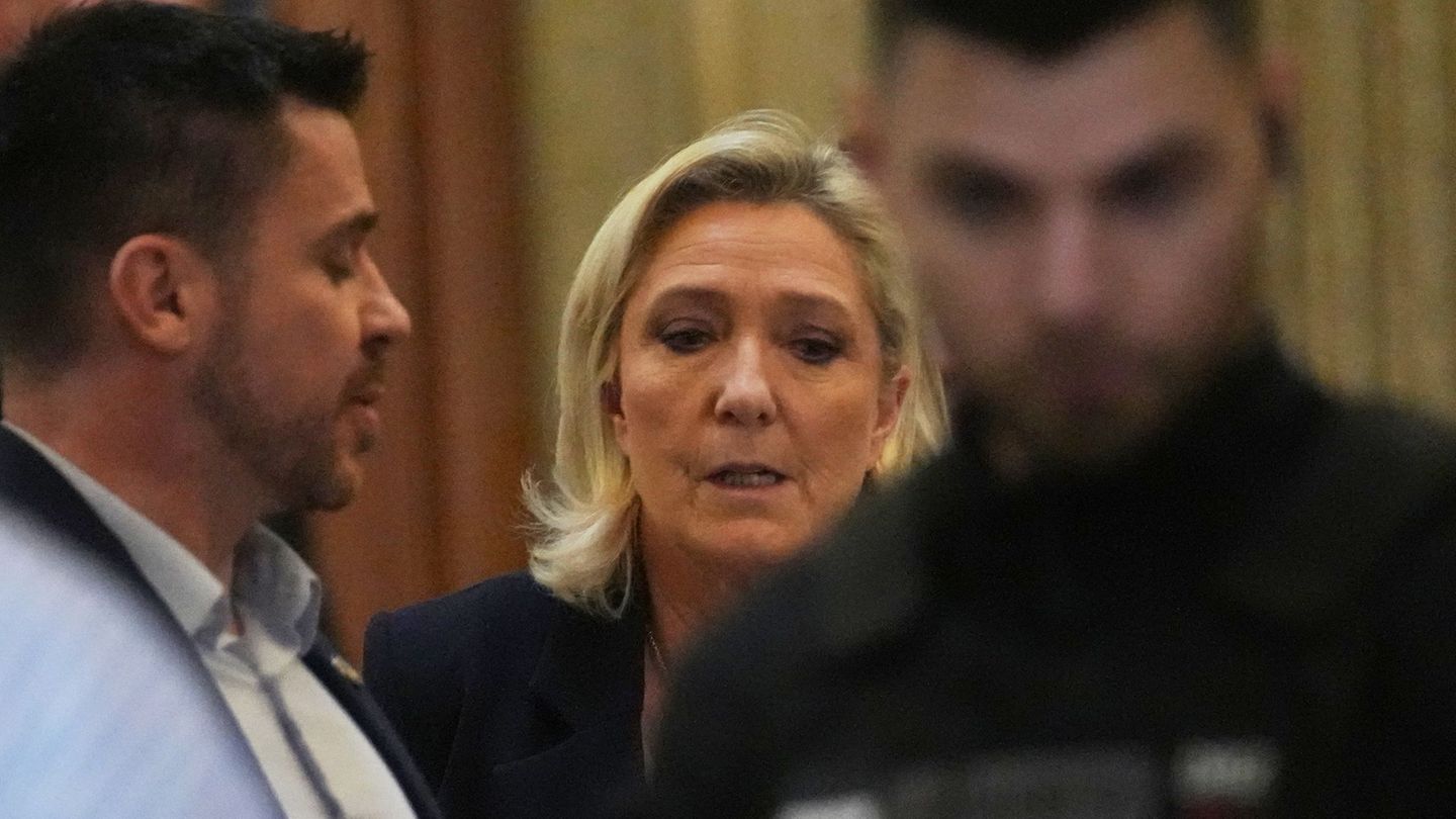 Auch in Berufung fordert die Anklage, Le Pen zeitweise das passive Wahlrecht zu entziehen. (Archivbild) Foto: Christophe Ena/AP/