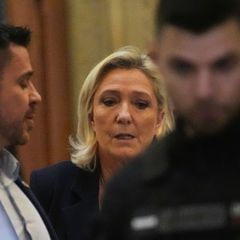 Auch in Berufung fordert die Anklage, Le Pen zeitweise das passive Wahlrecht zu entziehen. (Archivbild) Foto: Christophe Ena/AP/