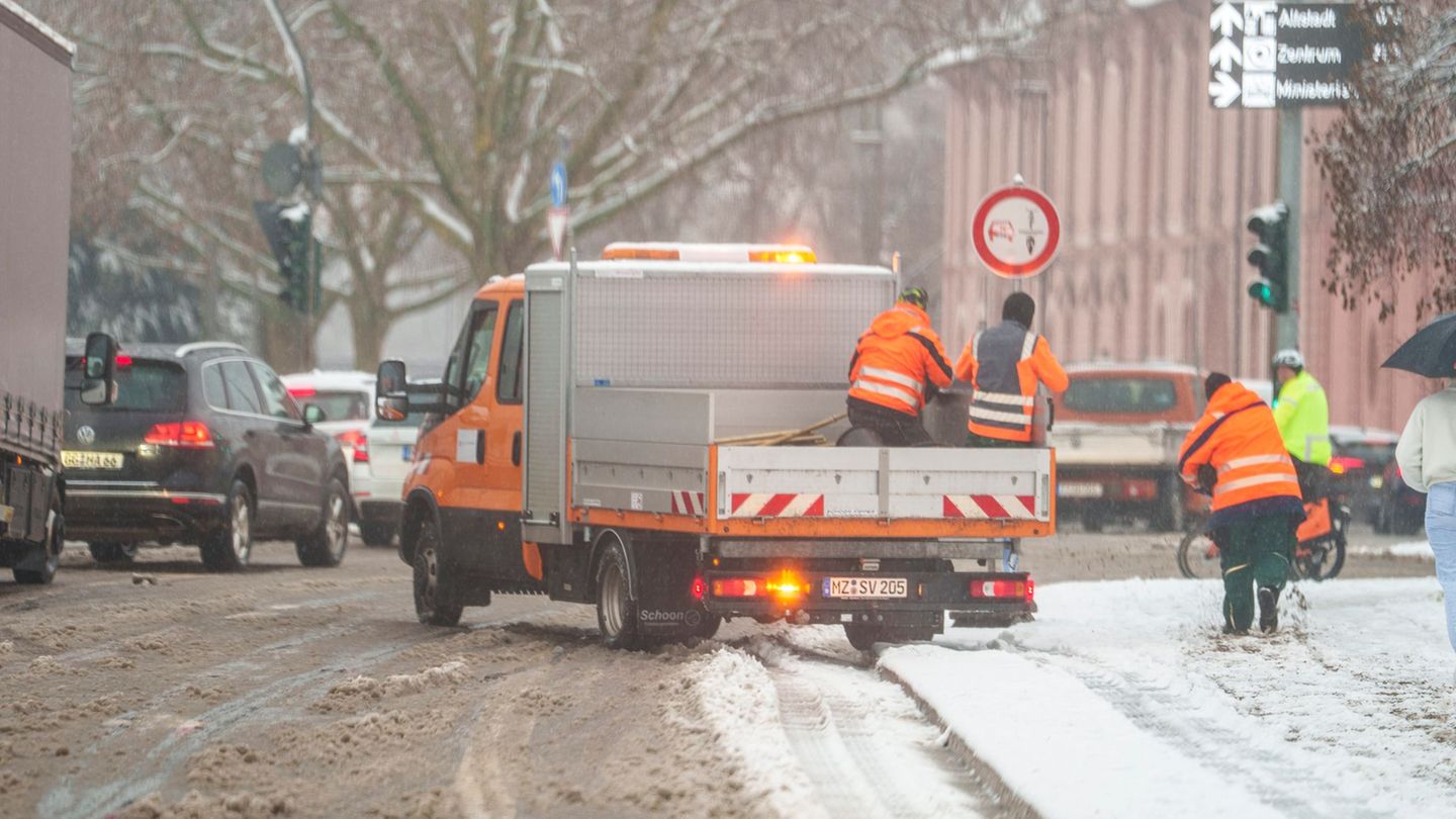 Es bliebt überwiegend bei Blechschäden infolge des Schnees. Foto: Andreas Arnold/dpa
