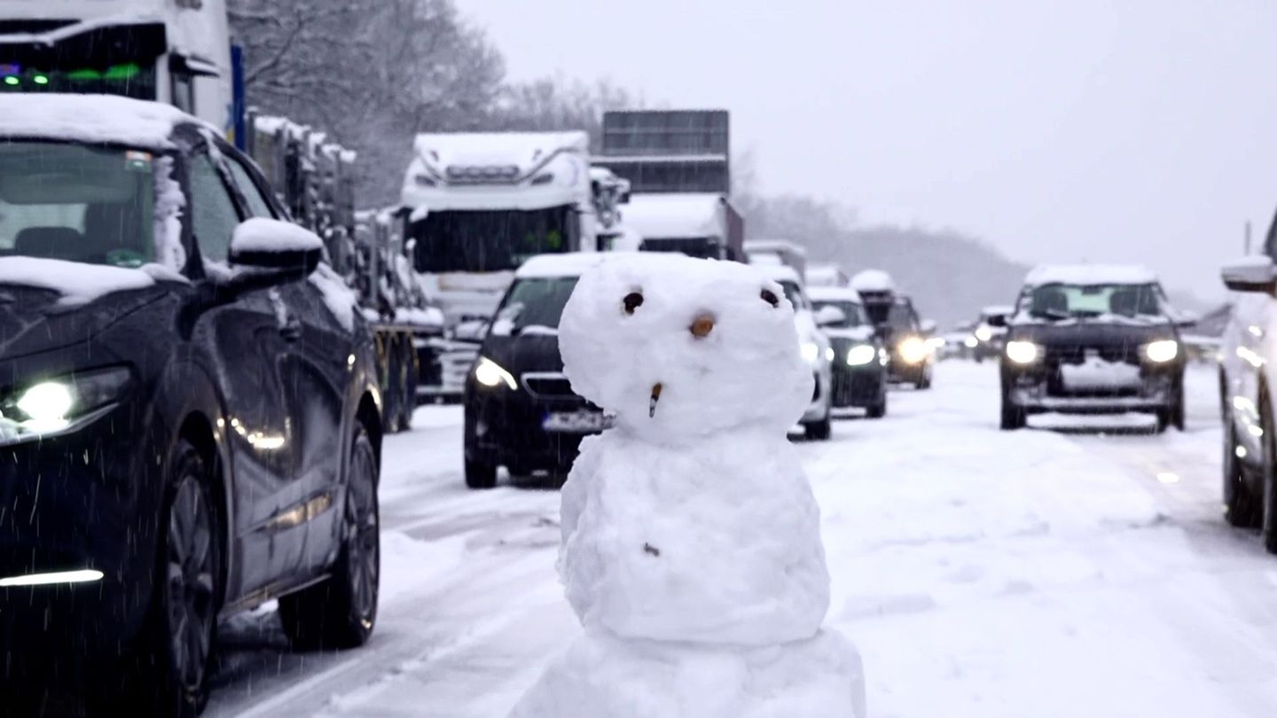 Autofahrer haben während der Wartezeit im Stau einen Schneemann auf der Autobahn 3 gebaut. Foto: Friedrich Demel/dpa