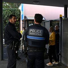 Polizisten vor der Schule in Frankreich