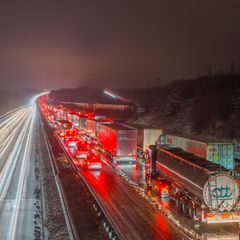 Der stundenlange Stau auf der A3 in Hessen hat sich aufgelöst. Foto: Andreas Arnold/dpa
