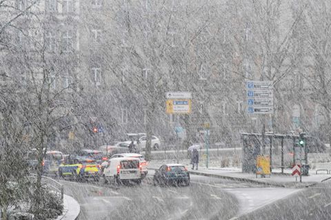 Starker Schneefall hat in Hessen vielerorts für Verkehrsprobleme gesorgt. (Archivbild) Foto: Boris Roessler/dpa
