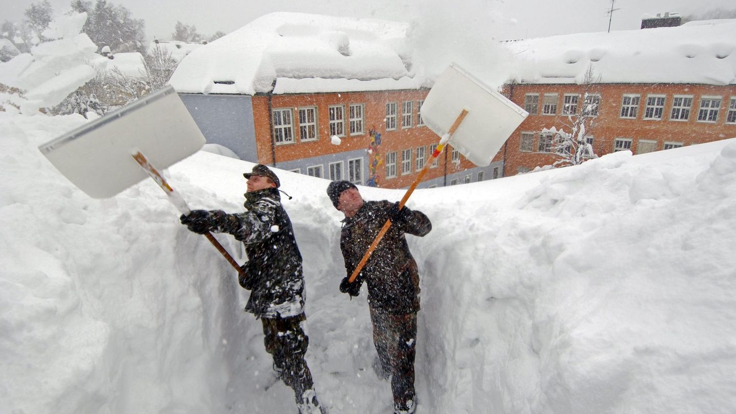 In Zwiesel mussten 2006 Bundeswehrsoldaten Schnee vom Dach einer Schule schaufeln. (Archivbild) Foto: Armin Weigel/dpa