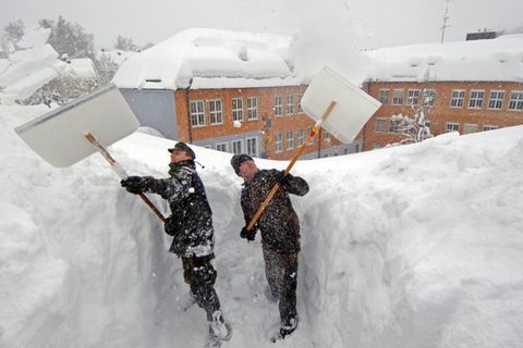 In Zwiesel mussten 2006 Bundeswehrsoldaten Schnee vom Dach einer Schule schaufeln. (Archivbild) Foto: Armin Weigel/dpa