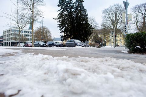 Wegen des Winterwetters müssen sich die Menschen in Teilen Deutschlands am Mittwochmorgen auf glatte Straßen einstellen. Foto: H