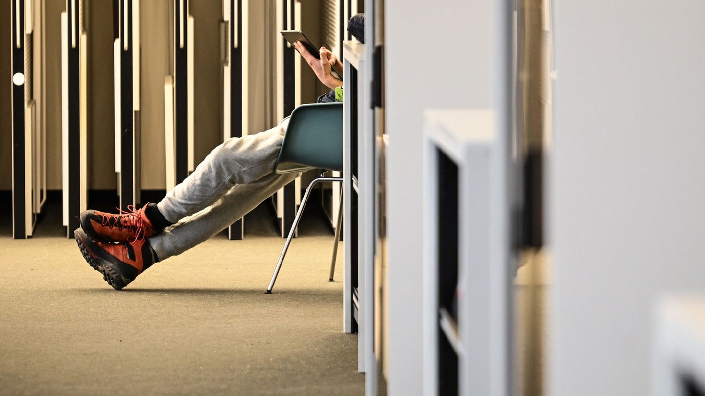 Die Amerika-Gedenkbibliothek ist ein Ort, der zum Aufwärmen einlädt. Foto: Britta Pedersen/dpa