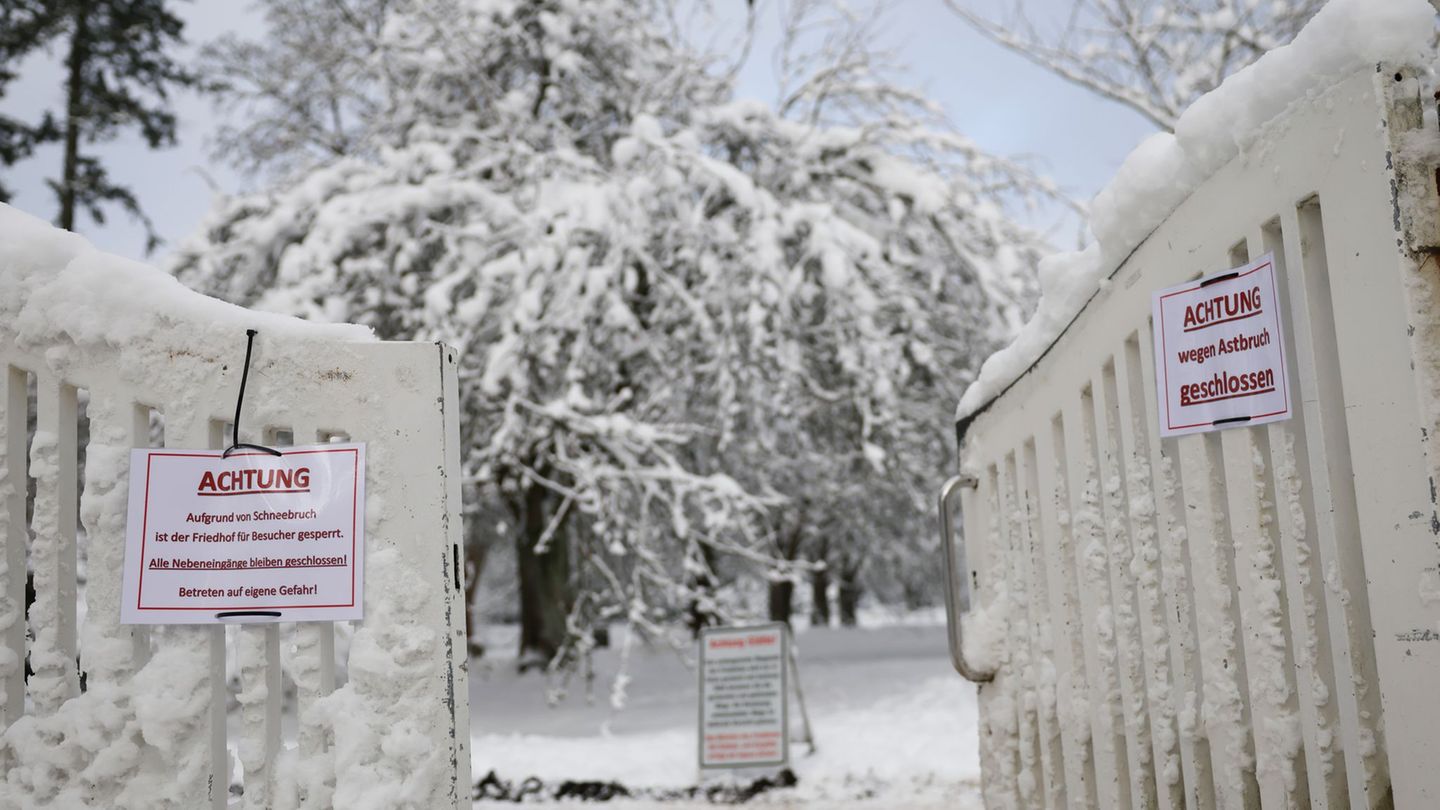 Frost, Eis und Schnee sind bisher kein Hindernis für Bestattungen in Hamburg. (Archivbild) Foto: Christian Charisius/dpa