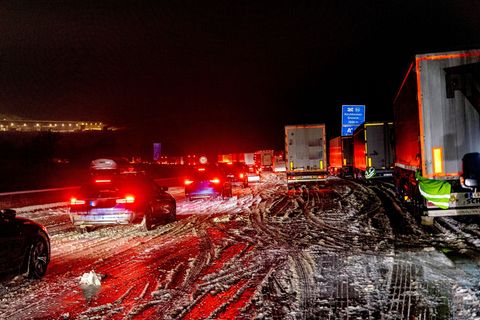 Unter anderem auf der A7 sorgte starker Schneefall in Hessen vielerorts für Verkehrsprobleme. Foto: Crönlein/Fuldamedia/dpa