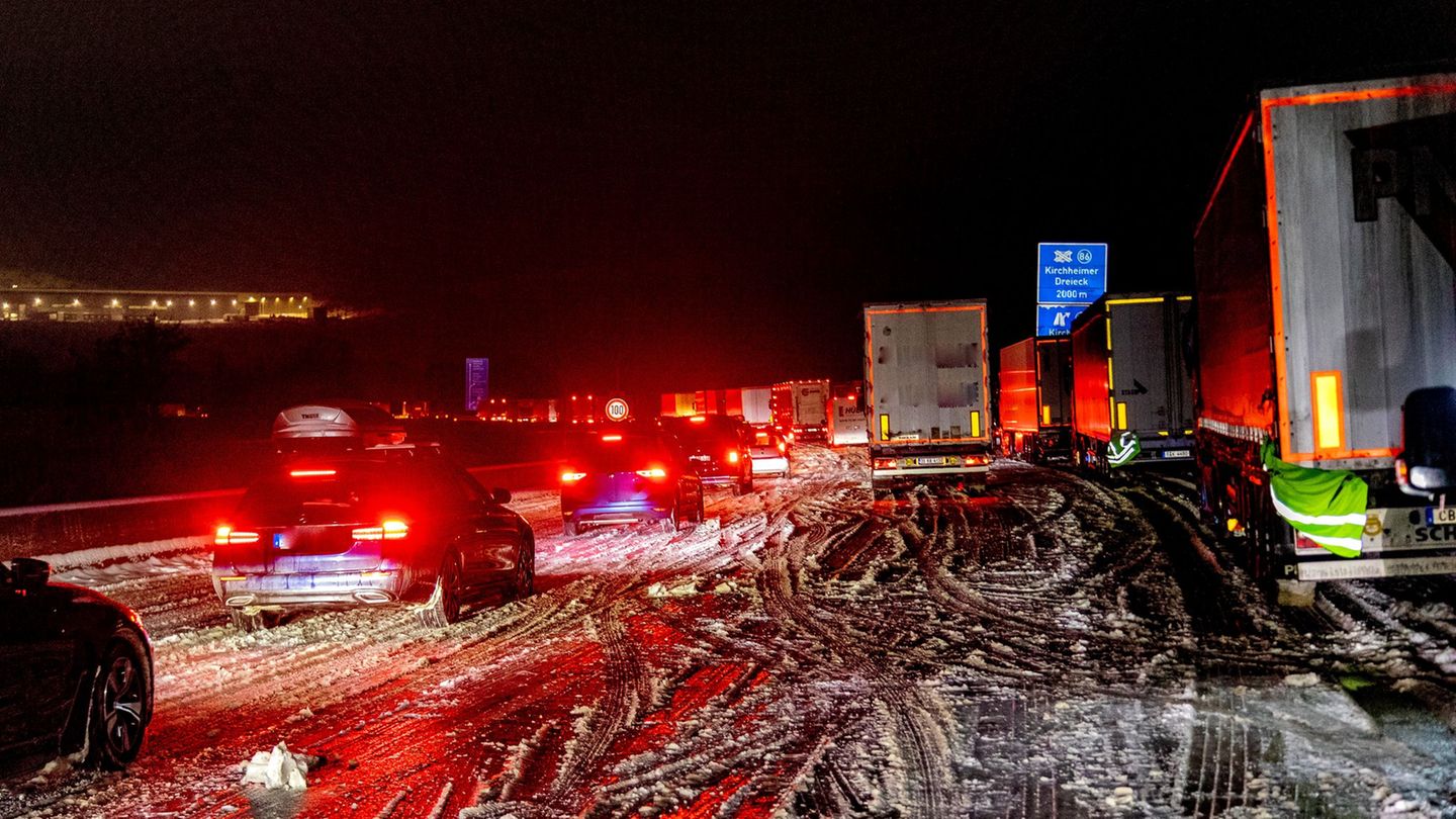 Unter anderem auf der A7 sorgte starker Schneefall in Hessen vielerorts für Verkehrsprobleme. Foto: Crönlein/Fuldamedia/dpa